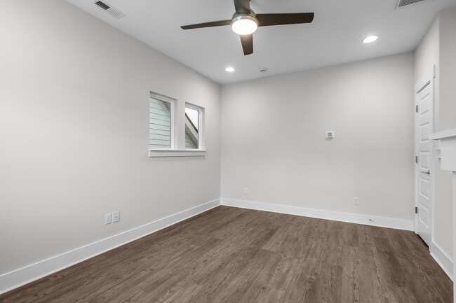 Building Photo - 570 W End Dr