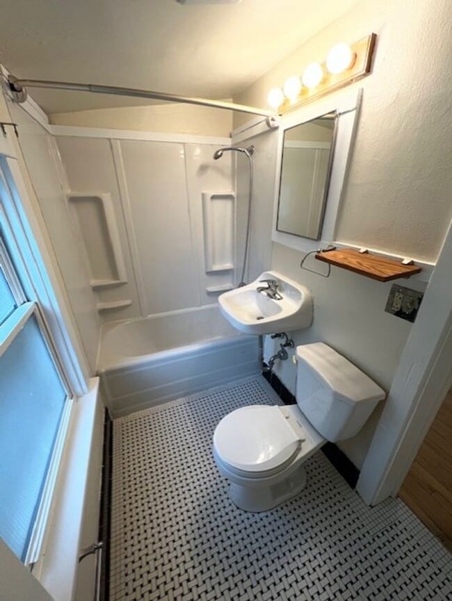 Building Photo - 2 Bedroom , 1.5 Bathroom in Lake Neighborhood! Act Quickly, This One Won't Last Long!