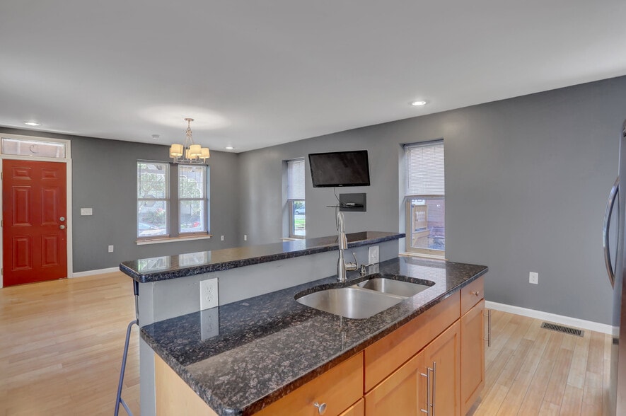 Building Photo - 605 Grace St