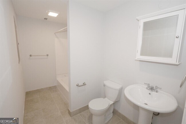 Building Photo - 3205 Vaughan Dr