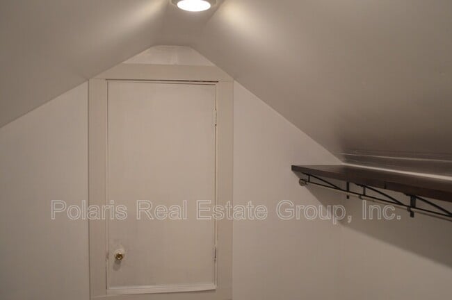 Building Photo - 6057 Rosslyn Ave