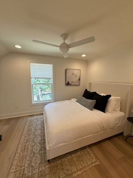 Building Photo - Awesome New Construction 5BR House Close to Campus