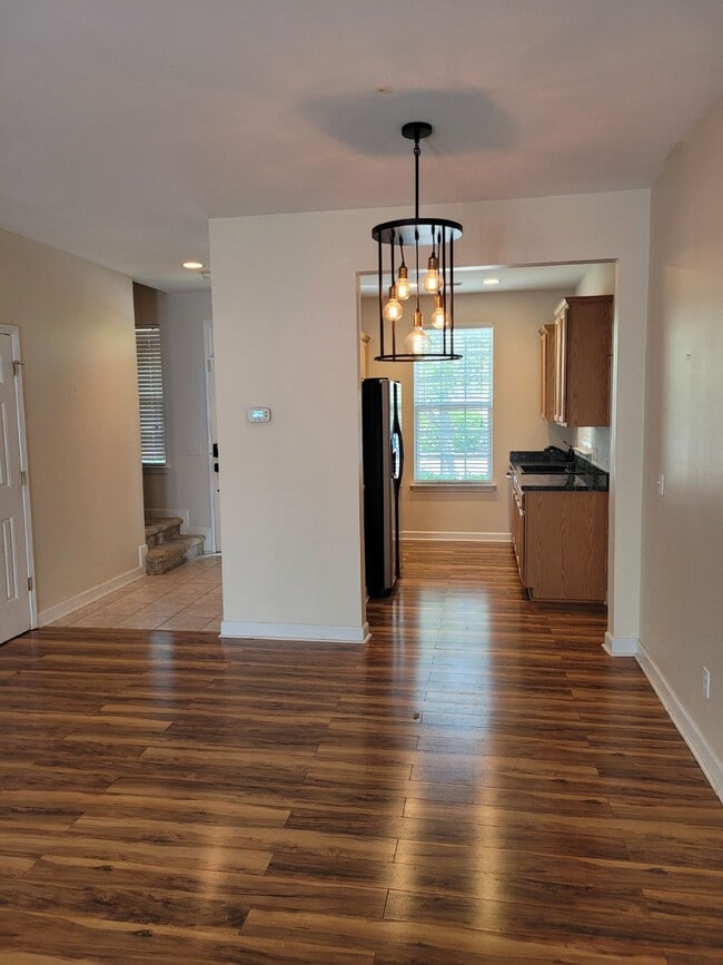 Building Photo - Spacious Three Bedroom Townhome in Wellstone!