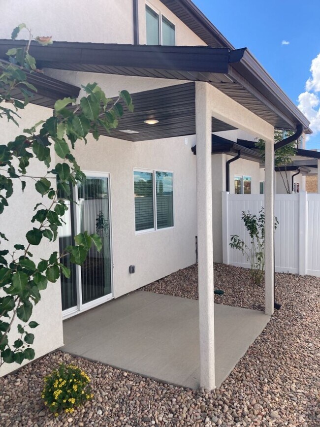 Building Photo - Move-In Discount - 3 Bed - 2.5 Bath, Newer...