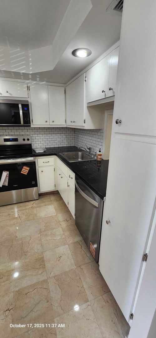 Building Photo - Spacious 1 Bed + Den | 1.5 Bath Apartment ...