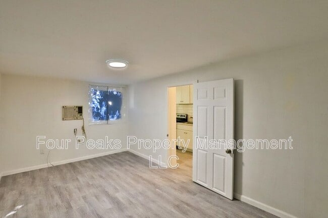 Building Photo - 102 E Hatcher Rd