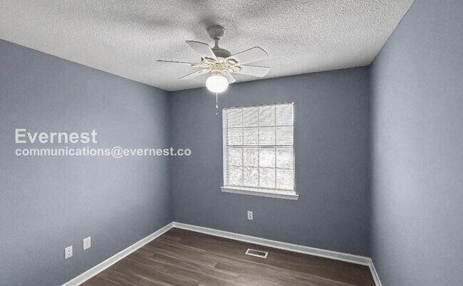 Building Photo - 3 Bed, 2 Bath Home with Garage / Available Now!