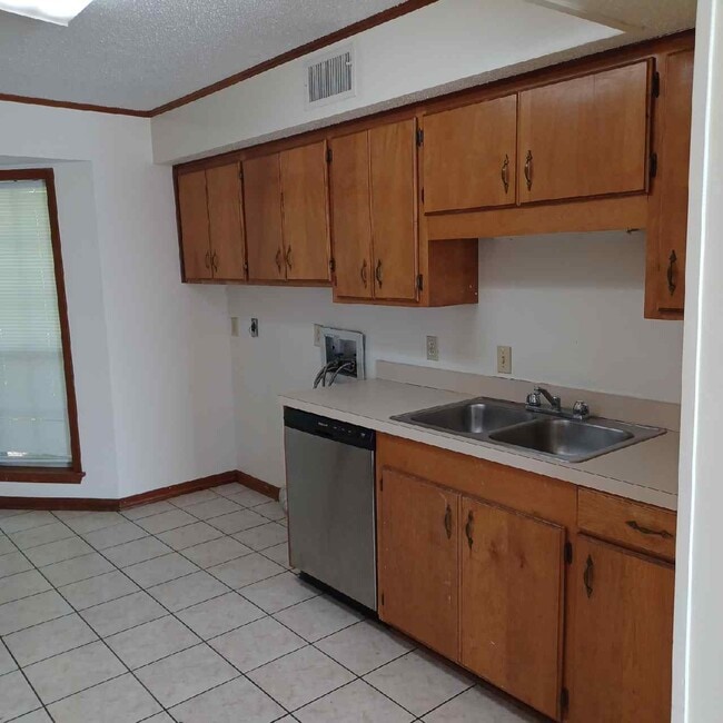 Building Photo - 115 S Maple St