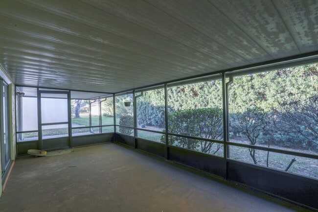 Building Photo - 5005 Ledgewood Way