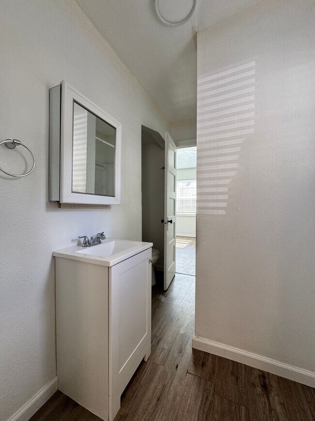 Building Photo - Beautifully updated 1 Bed / 1 Bath Duplex
