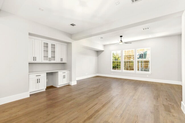 Building Photo - 1421 W 23rd St