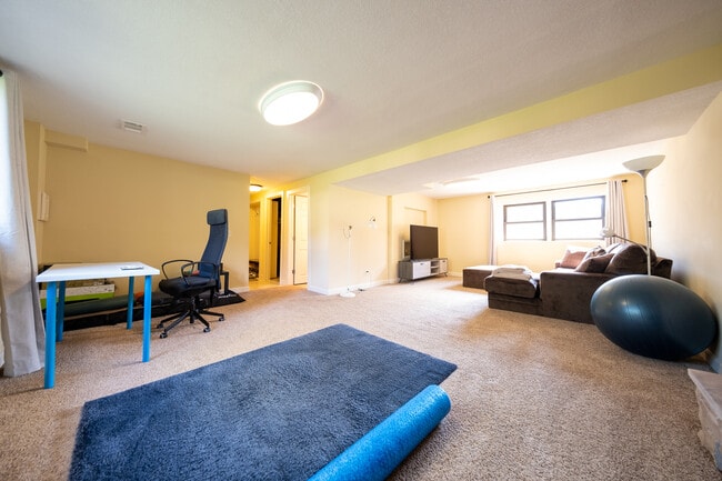 Building Photo - 13124 Oakland Dr