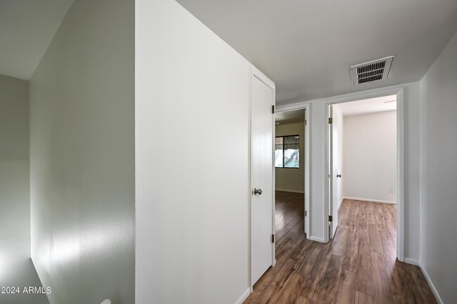 Building Photo - 729 E Cochise Dr