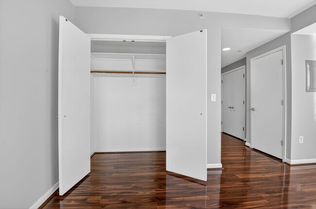 Building Photo - Spacious Studio w/ Parking Included!
