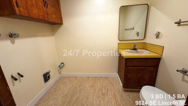 Building Photo - Vibrant 3BD | 1.5BA Home w/ Yard - SE Portland