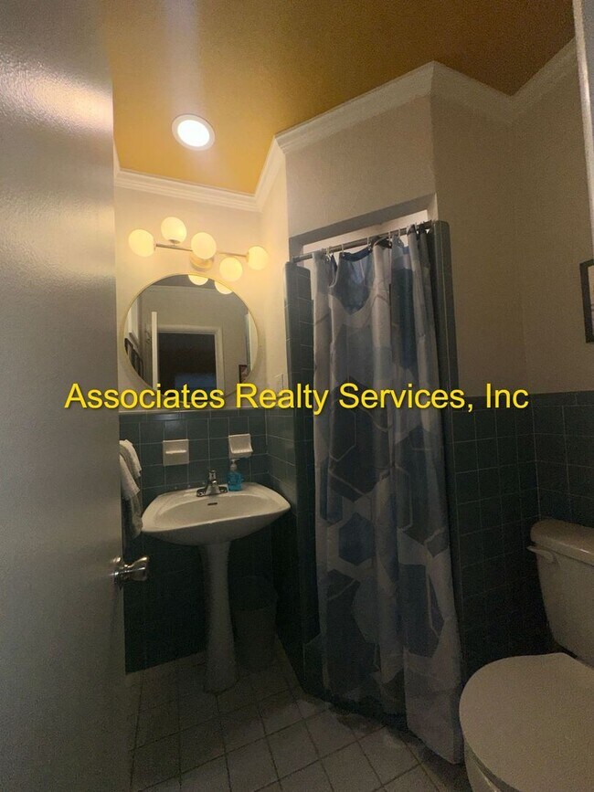 Building Photo - 3 Bed/2 Bath Spacious Home in Mason Manor! Screened Porch and Fenced Backyard!!!