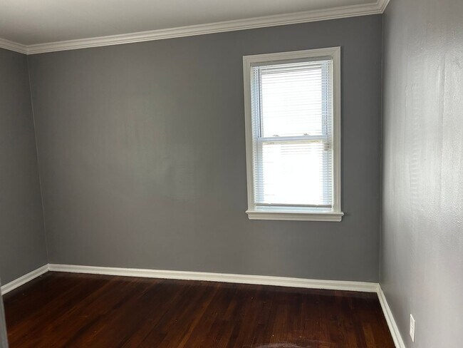 Building Photo - Spacious 3-Bedroom, 2-Bath House in South Euclid