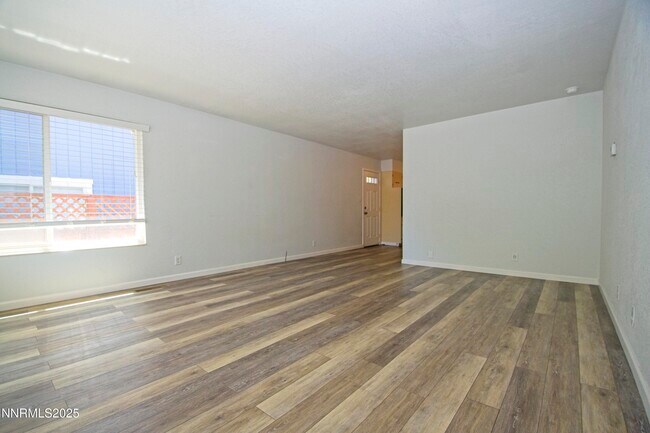Building Photo - 3103 Lakeside Dr