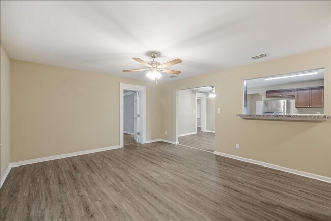 Building Photo - 207 Iris Cir