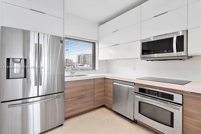 Building Photo - 601 NE 36th St