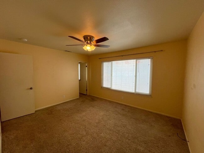 Building Photo - Bright and Sunny 3 bedroom home in North E...