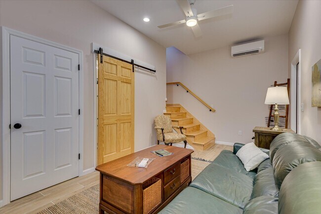 Building Photo - 651 Oak Meadow Ln