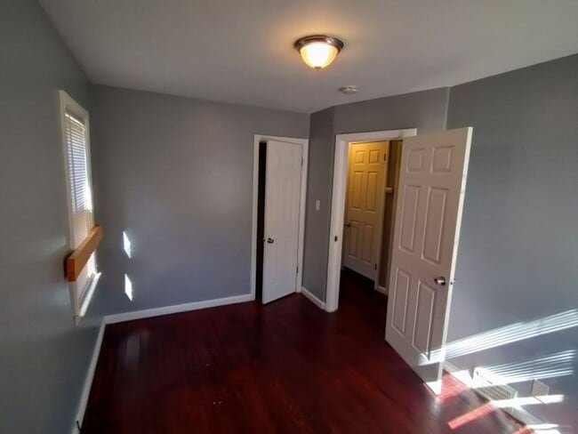 Building Photo - 3 bedroom 1 bath bungalow now available! -...