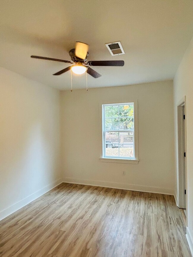 Building Photo - This 3 bed / 2 bath in Fondren is ready fo...