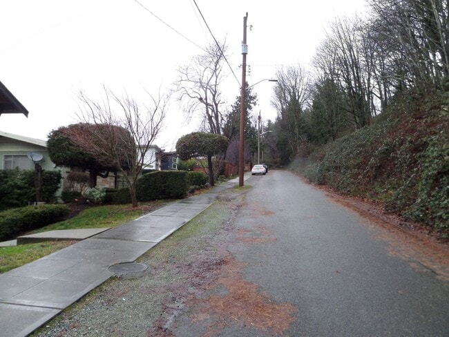 Building Photo - Immaculate and LARGE 4-Bedroom Home in Unb...