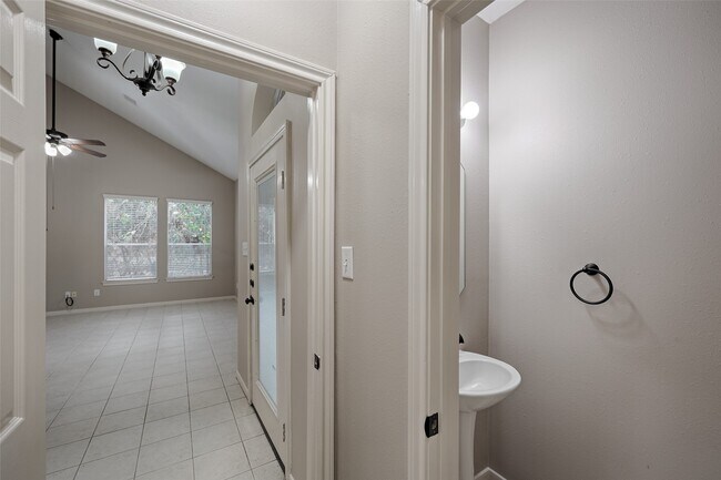 Building Photo - 10 Hancock St