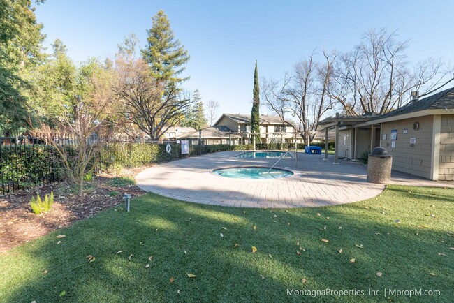 Building Photo - Updated single-story town-home in a pictur...