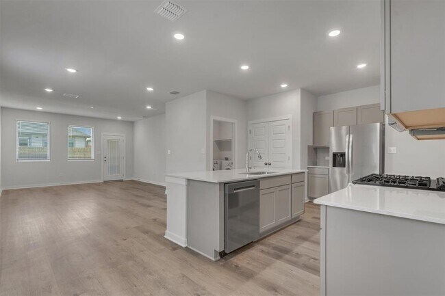 Building Photo - 130 Hornet St