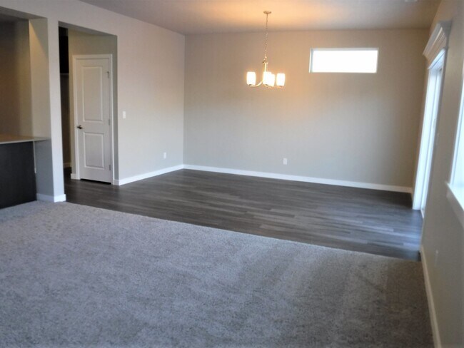 Building Photo - Beautiful and spacious 4 bed 2.5 bath home in Sovi Sub just off Eagle and Victory