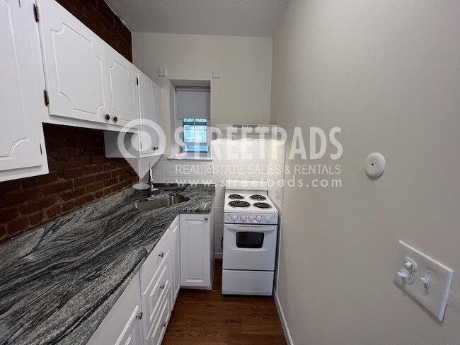 Building Photo - bedroom in Boston MA 02130