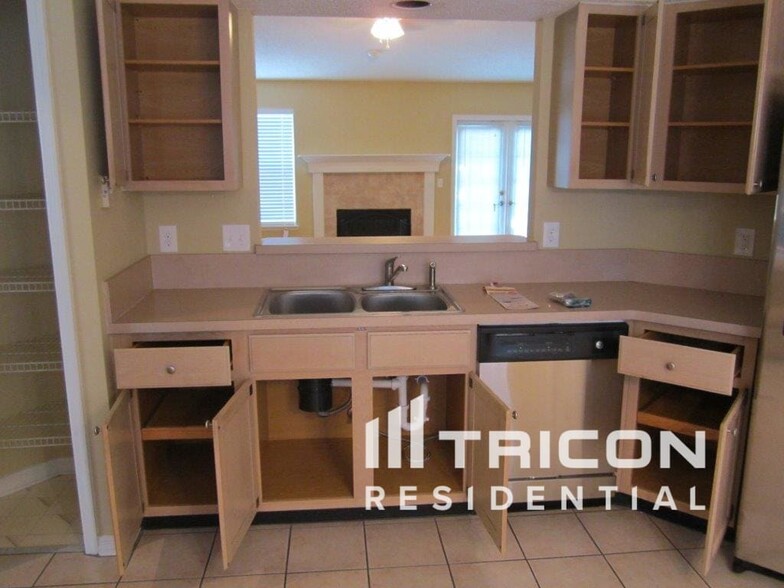 Building Photo - 8465 Country Bend Cir W