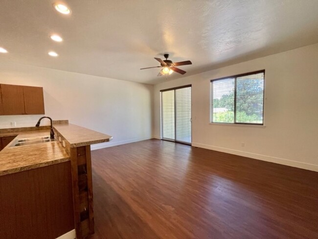 Building Photo - Beautiful 3BR/2BA Townhome Near Lake Pagos...