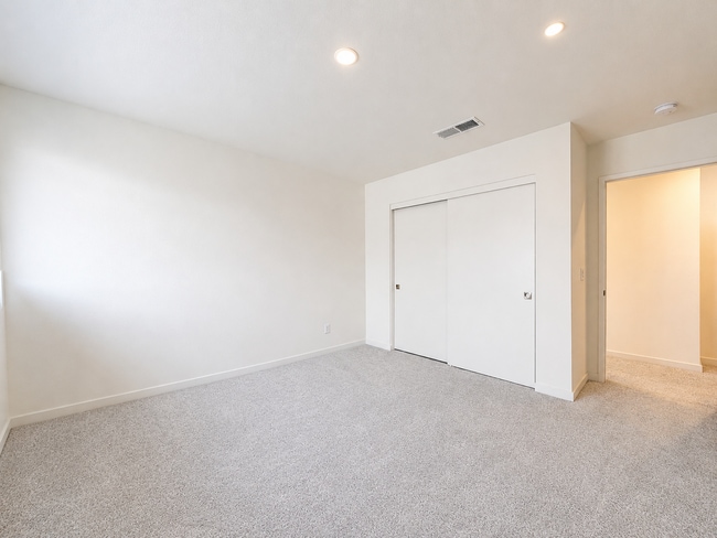 Building Photo - Beautiful and almost Brand New 3 Bedroom House in Citro, Fallbrook for Rent