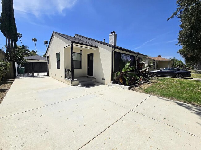 Building Photo - 6327 California Ave