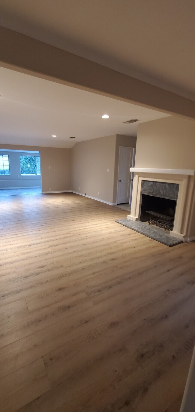 Building Photo - 17425 Elkwood St