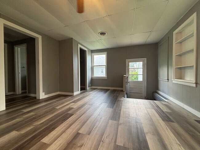 Building Photo - Recently Remodeled 3 bedroom 1 bath home!