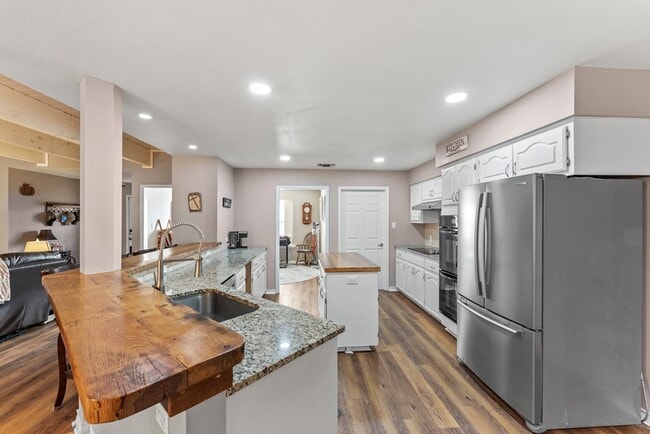 Building Photo - 117 Holly Hill Dr