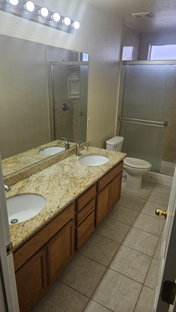 Building Photo - 4 Bedroom 2 bath Large home available Now!