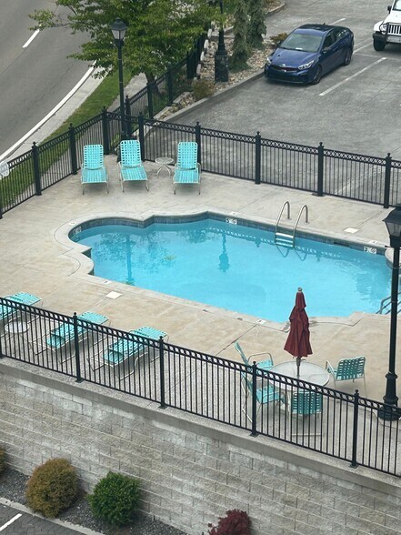 seasonal pool - 210 Roaring Fork Ext