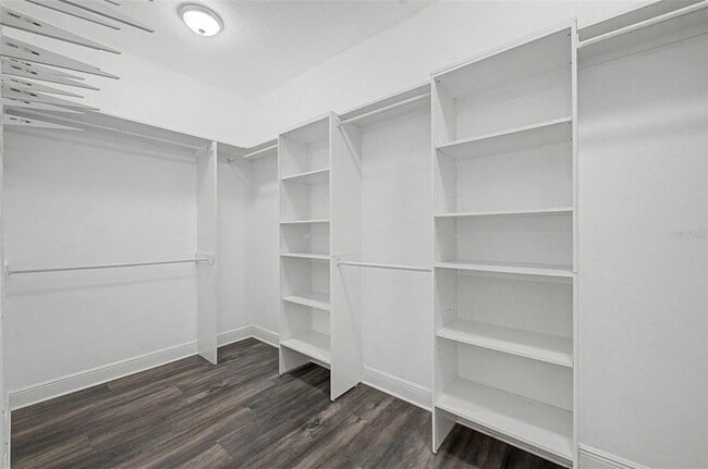 Building Photo - 606 Royal Crest Dr