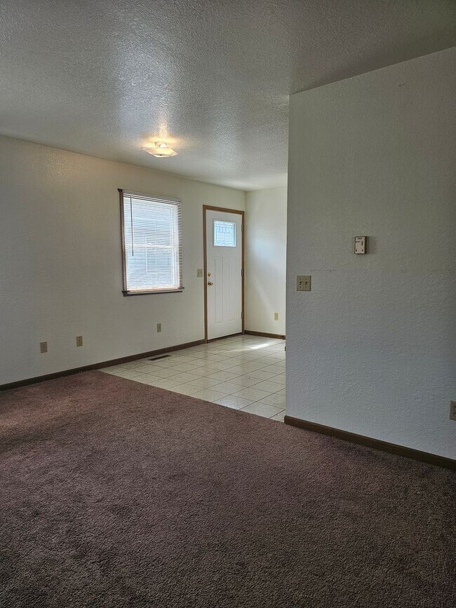 Building Photo - Three Bedroom Two Bath Townhouse