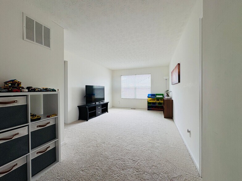 Building Photo - 2467 Middle View Dr