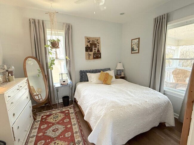 Building Photo - Cute WyCo Bungalow