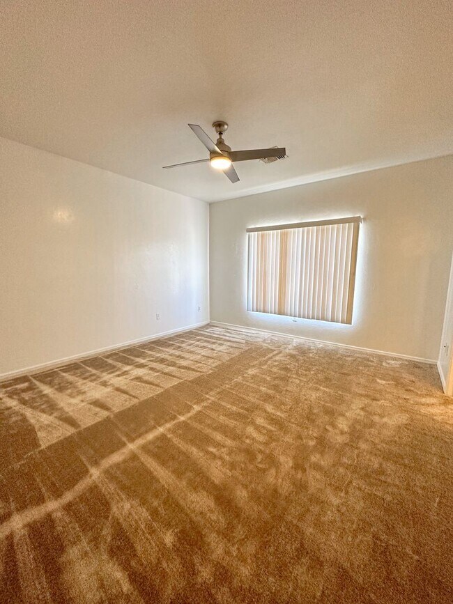 Building Photo - Large 4 bedroom home with Den - Corner lot...