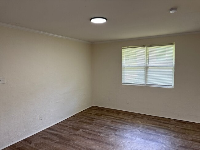 Building Photo - 2 Bed 1 Bath Apartment