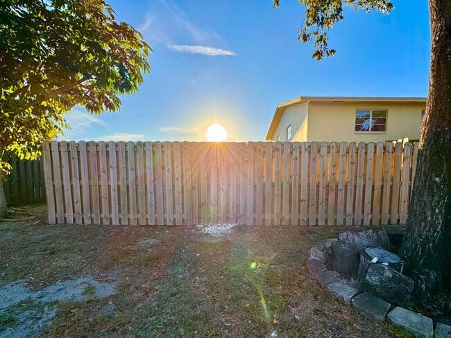 Building Photo - 3005 1/2 NW 68th St, 9D